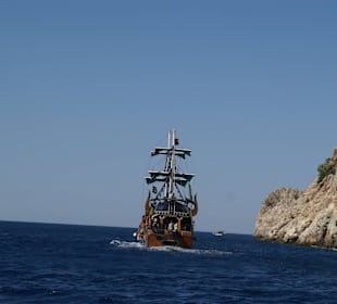 Vorbei an den Felsen