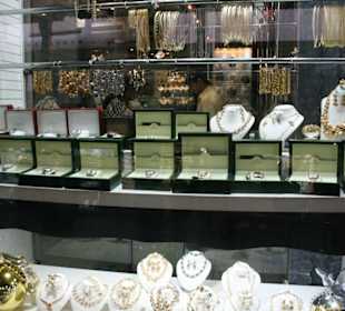 Uhrenauslage im Gold Souq