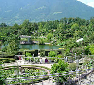 Blick auf den See im Botanischen Garten in Meran