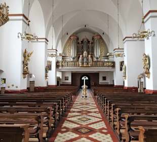 Blick vom Altar in das Kirchenschiff