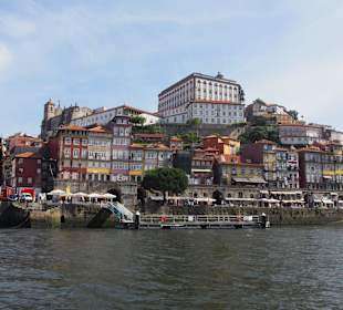 Blick auf Ribeira von der anderen Flussseite