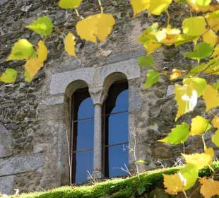 Gotisches Fenster mit herbstlicher Umrahmung