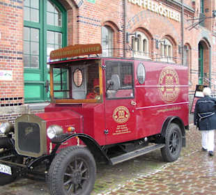 Altes Auto vor der Rösterei