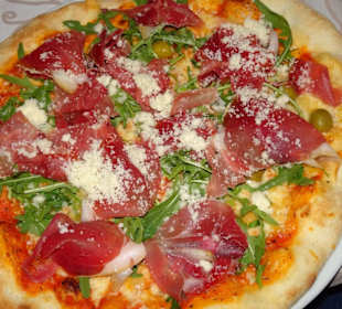 Die Pizza Prosciutto im Restaurant Costa