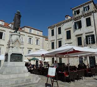 Am Marktplatz bei der barocken Freitreppe
