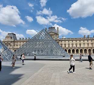 Die zwei Glaspyramiden 