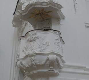 Die Kollegienkirche am Universitätsplatz