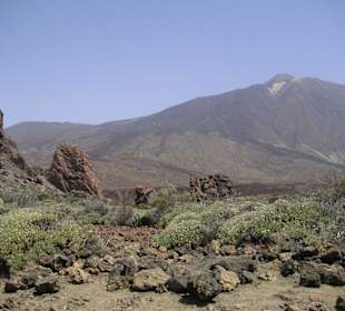 Roques of Garcia mit Teide im Hintergrund