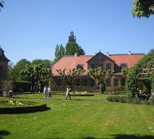 Der Innenhof des Schlosses mit Nebengebäude.