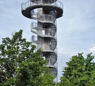 Der Aussichtsturm im Park der Gärten