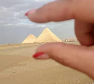 Auf dem Berg mit der Aussicht auf alle Pyramiden