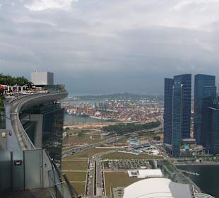 Links: Pool für Hotelgäste