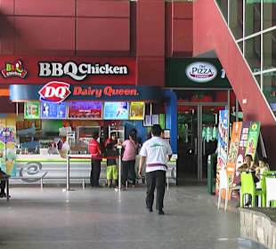 Shops vor dem Eingang