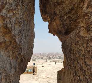 Felsspaltenblick auf Kairo