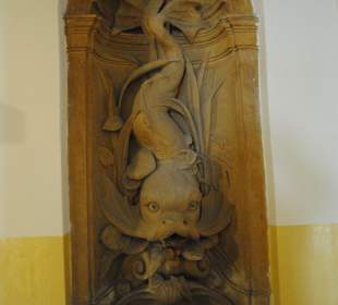 Jedna z rzeźb zdobiących hol Łaźni.