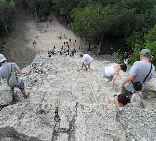 La ripidissima e pericolosa discesa dalla piramide