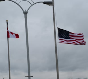 Auf der Mitte der Brücke.