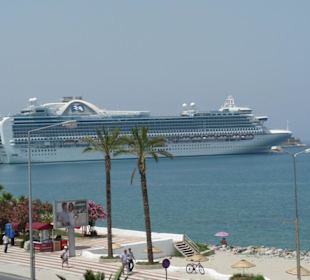 Kreuzfahrtschiff im Hafen