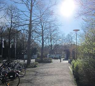 Vor dem Eingang Botanischer Garten