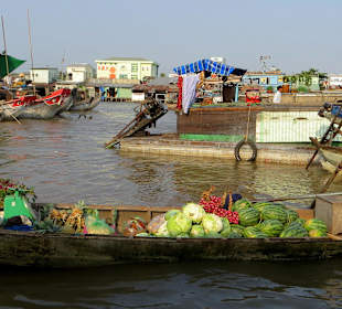 Früchteverkauf beim Schwimmenden Markt