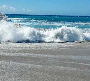 Der Strand mit teilweise hohen Wellen