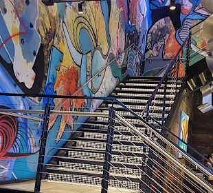 Treppe zum oberen Bereich des Restaurants 