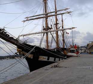 Schiff im Hafen Maó