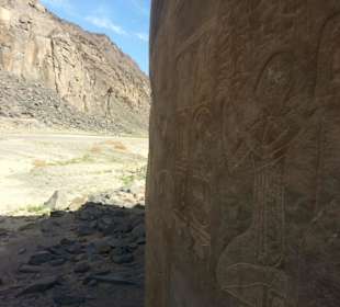 Reliefs auf den Felsen in das Wadi Hammama