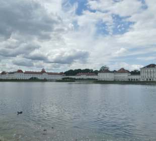 Blick von Auffahrtsallee zum Schloss Nymphenburg