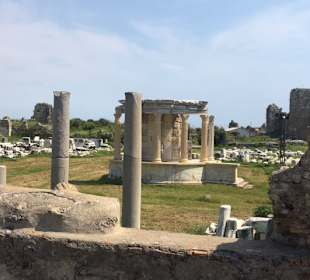 Kultur - historische Überreste vor der Arena/ Side