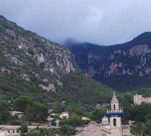 Blick auf das Bergdorf