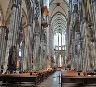 Blick in das Längsschiff des Kölner Domes