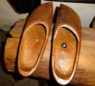 Klassische Holzschuhe der Moorbauern