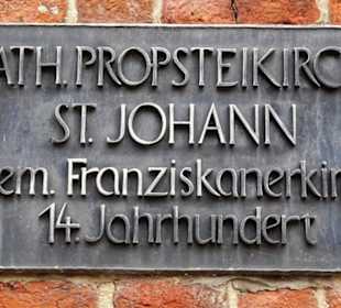 Das Schild an der Fassade der Kirche