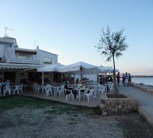 Blick auf Restaurant Sa Palmera am Abend