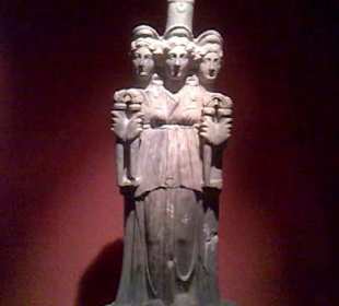 Трехголовая статуя