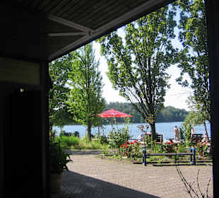 Seitlich v. Eingang aus Blick zum See