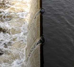 Fallendes Wasser am Wehr