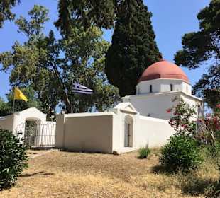 Eine kleine Kirche nahe des Yachthafens