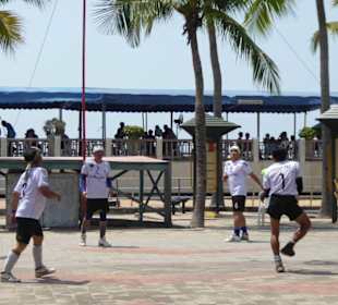 Eine Art Basketball aber mit Fuß