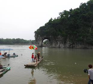 W oddali tytułowa trąba słonia