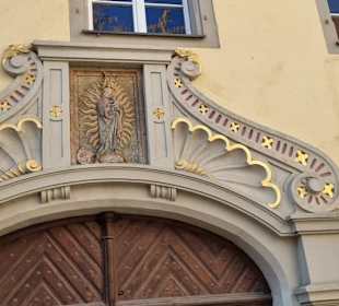 Reichliche Verzierungen