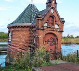 Blick auf ein Schieberhäuschen der Wasserkunst