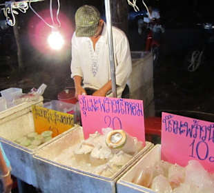 Der Bangtao Nacht-Markt mit Angeboten 033