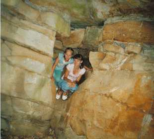 W szczelinie u stóp zamku