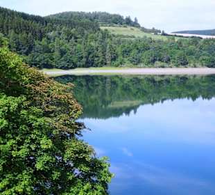 Blick über den See der Talsperre