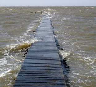 Hochwasser am Steg des Hafens