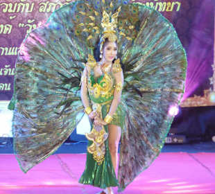 Traditionelle Tänze in schöner Kleidung