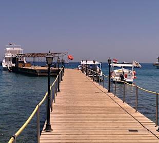 Steg in der Nähe des Strandes