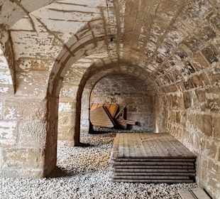 Entlang der Wehrmauer